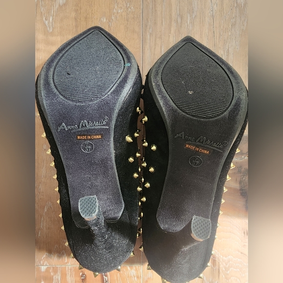 Womens size 7 heels. Black with gold spikes. Like new! - Picture 4 of 4